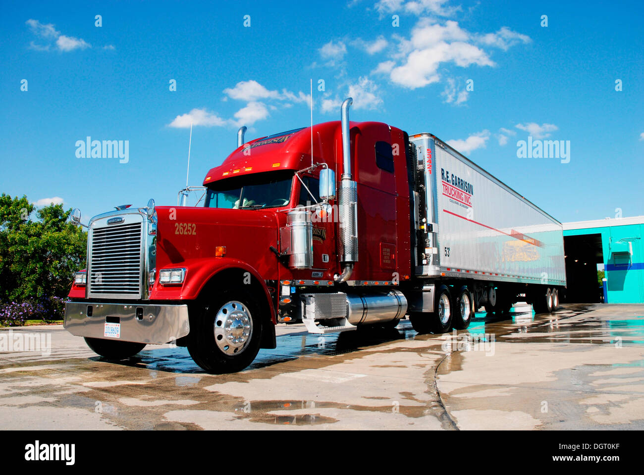 Frightliner XL clásico camión en un lavado de automóviles en Florida, EE.UU. Foto de stock