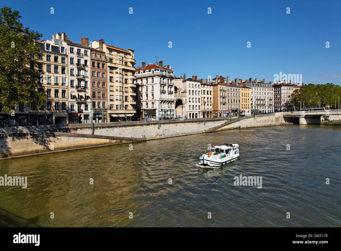 Casa flotante sobre el río Saona en Lyon, Quai Saint-Vincent, departamento de Rhône, Francia, Europa Foto de stock