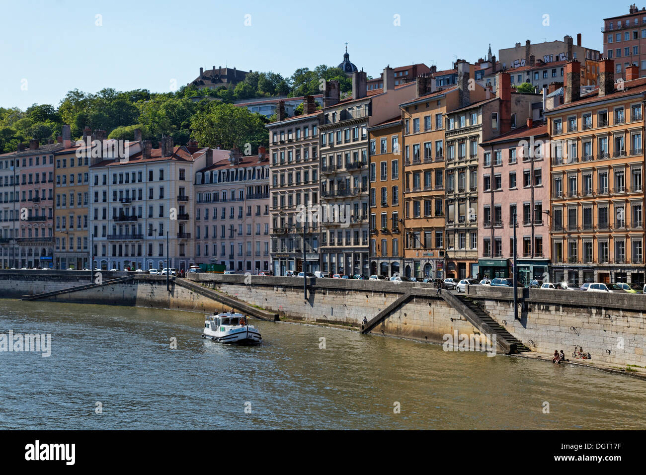 Casa flotante sobre el río Saona en Lyon, Quai Saint-Vincent, departamento de Rhône, Francia, Europa Foto de stock