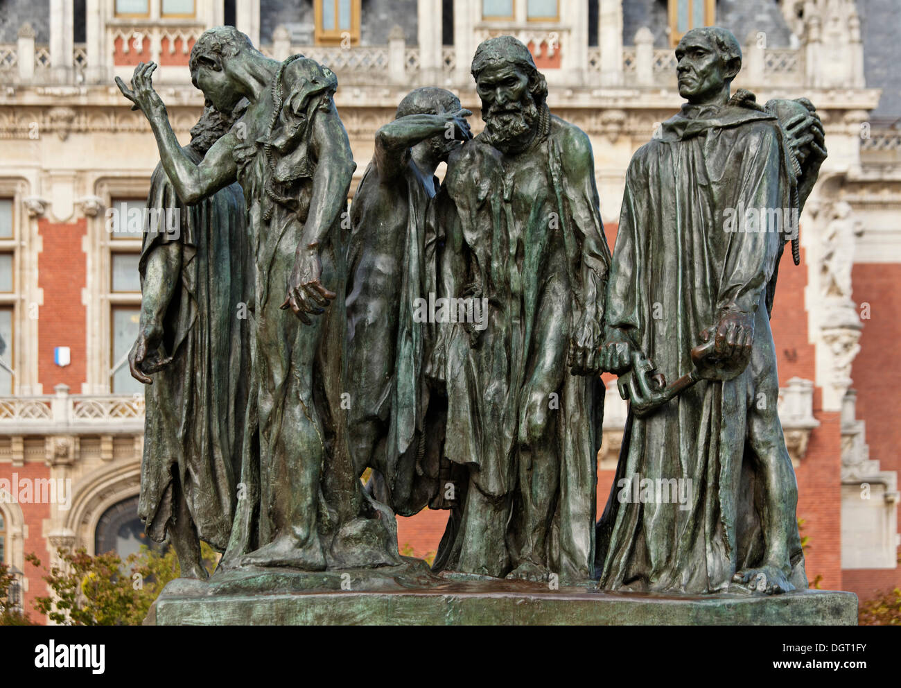 Escultura de Auguste Rodin los burgueses de Calais en la plaza Place de l Hôtel de Ville en