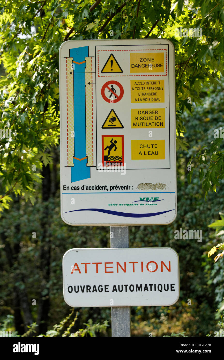 Advertencia de bloqueo en el panel nº 37, Canal des Vosges, antiguamente el Canal de l'Est, Ambiévillers, Vesoul, región Franche-Comté Foto de stock