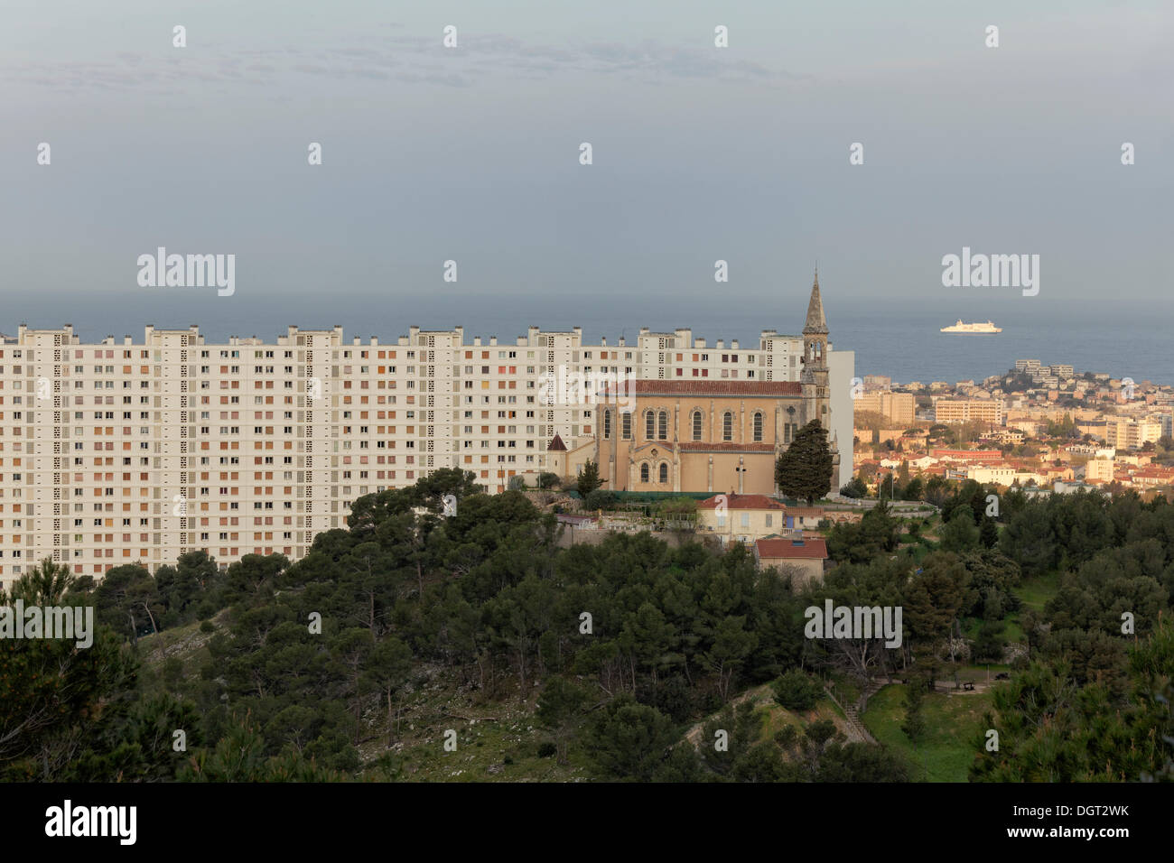 Bloque residencial de apartamentos de la residencia Valmante y la iglesia de San José, Redon, Marsella, departamento de Bouches-du-Rhône, Foto de stock