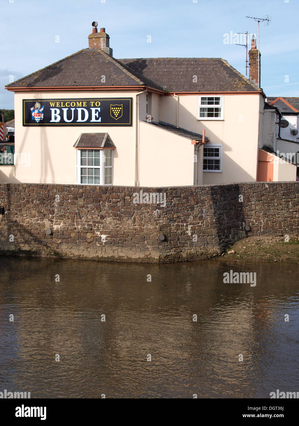 Bienvenido a Bude cartel en una casa en las afueras de la ciudad junto al río, Neet Bude, Cornualles, en el REINO UNIDO Foto de stock
