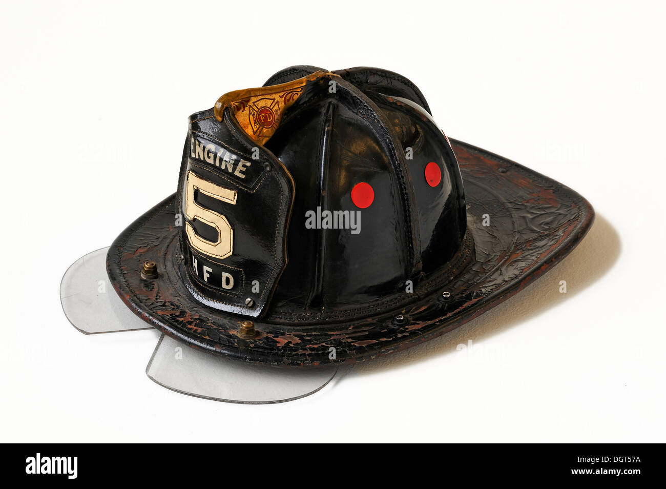 Casco del bombero americana hecha de cuero con un protector ocular con  bisagras, siglo xx, 'el fuego y las llamas - el departamento de bomberos de  Fotografía de stock - Alamy