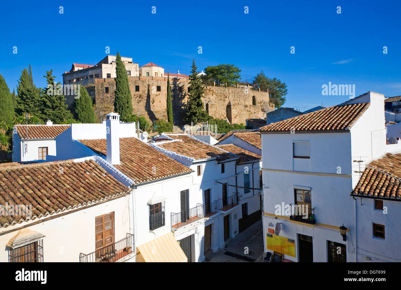 Murallas de la ciudad vieja ver más edificios históricos cerca de la puerta de Carlos V, Ronda, España Foto de stock