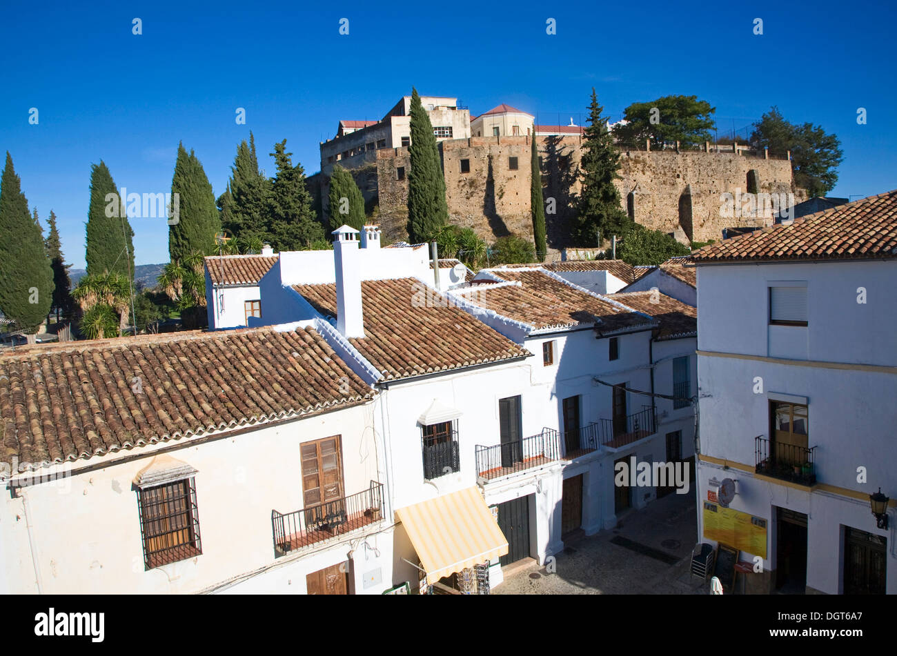 Murallas de la ciudad vieja ver más edificios históricos cerca de la puerta de Carlos V, Ronda, España Foto de stock