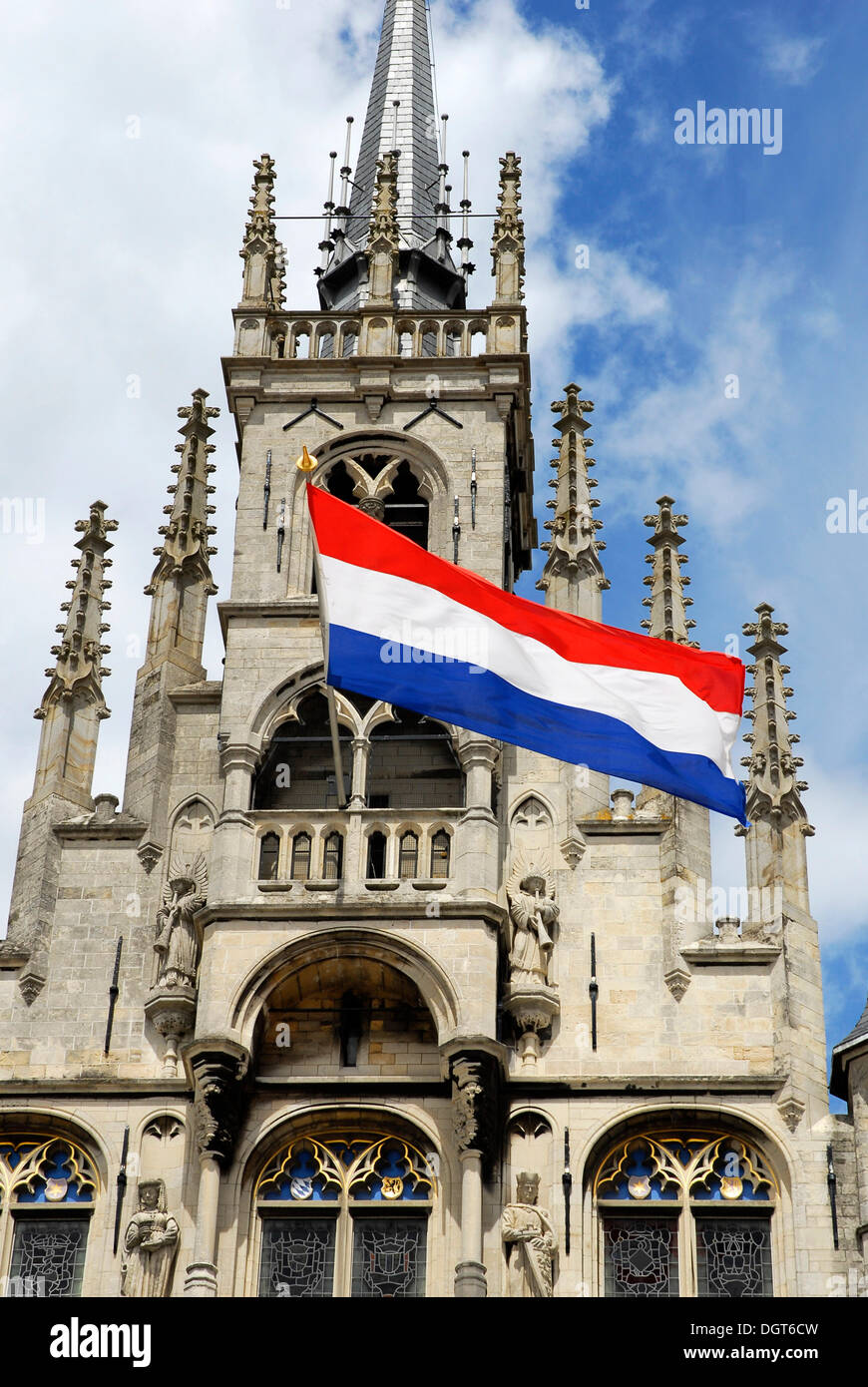 Stadhuis ayuntamiento gótico en el mercado, la bandera nacional, marcando un día festivo o día de conmemoración, Gouda, Zuid-Holland Foto de stock