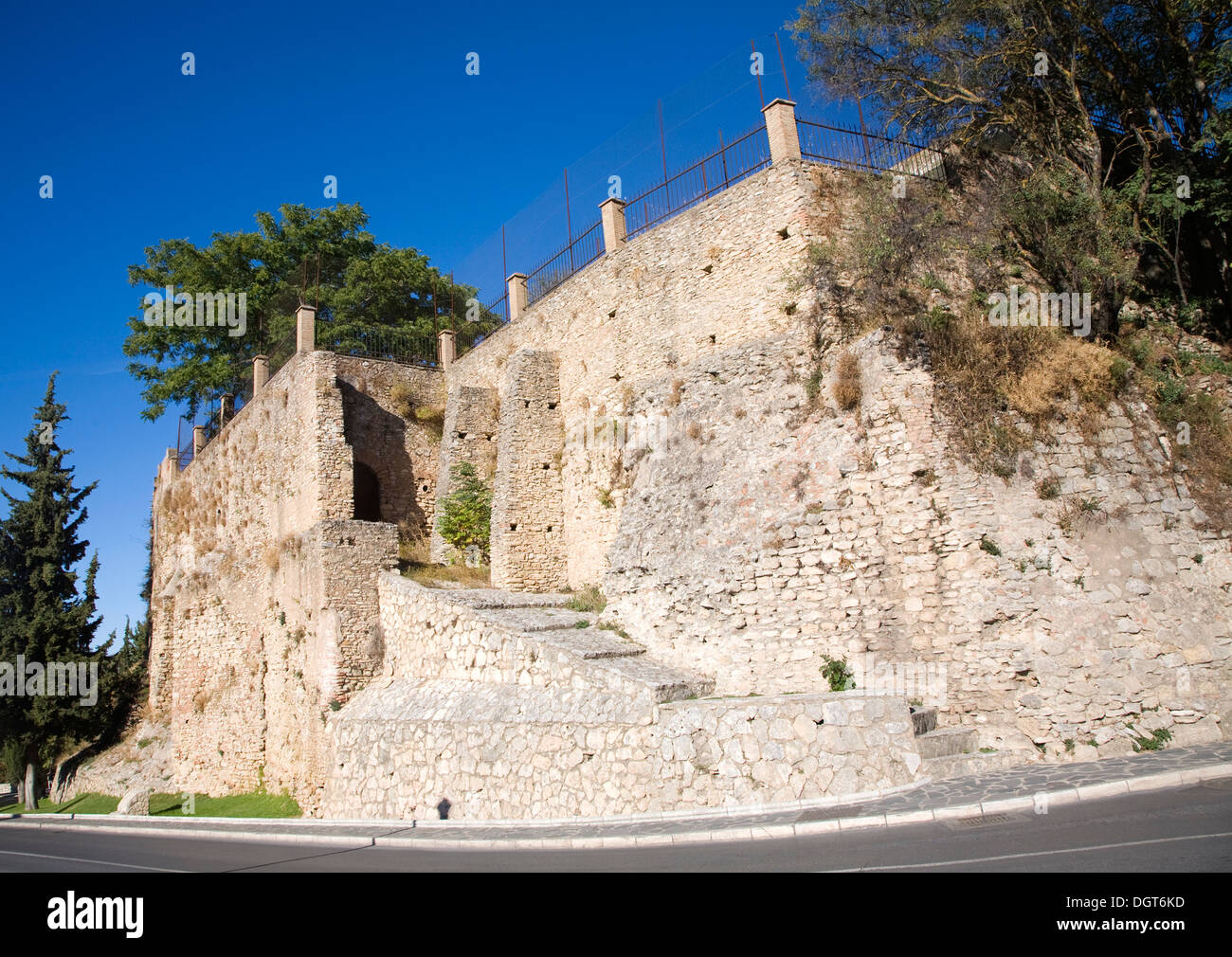 Parte de las antiguas murallas defensivas de la ciudad cuesta las imagenes, Ronda, España Foto de stock