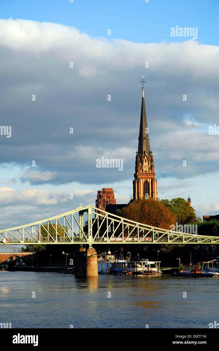 Puente peatonal de acero fotografías e imágenes de alta resolución Alamy