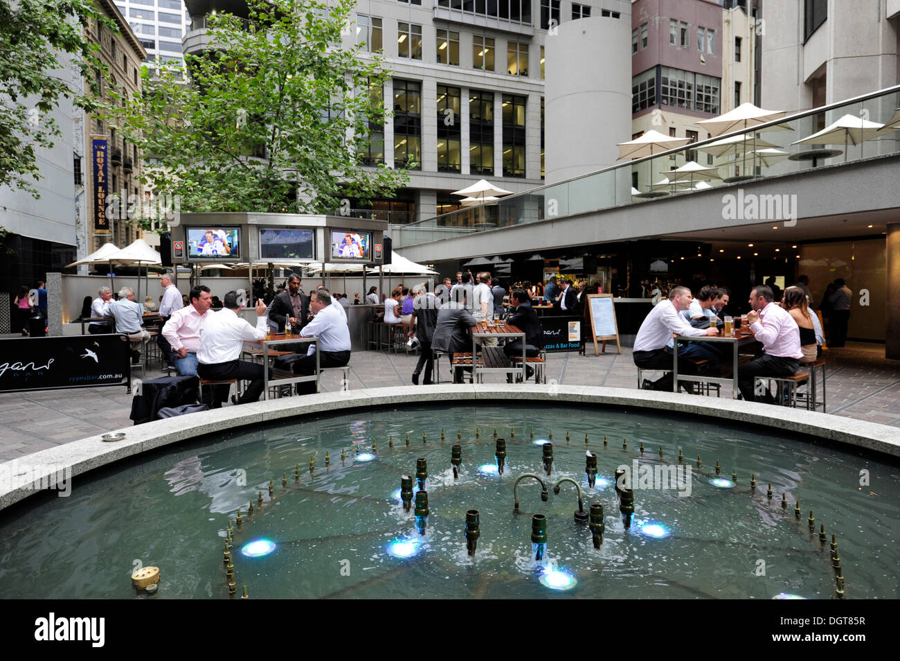 Cafe detrás de una fuente en Australia Square, el Distrito Central de Negocios, el CDB, la ciudad de Sydney, Sydney, New South Wales, NSW, Australia Foto de stock