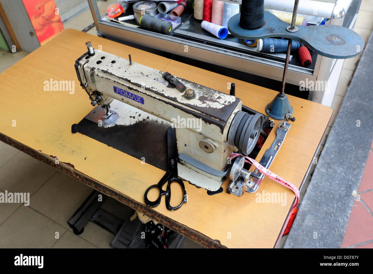 Una máquina de coser Fomax en una sastrería, Serangoon Road, en el distrito  de India, Little India, el centro de la ciudad, Singapur, Asia Fotografía  de stock - Alamy