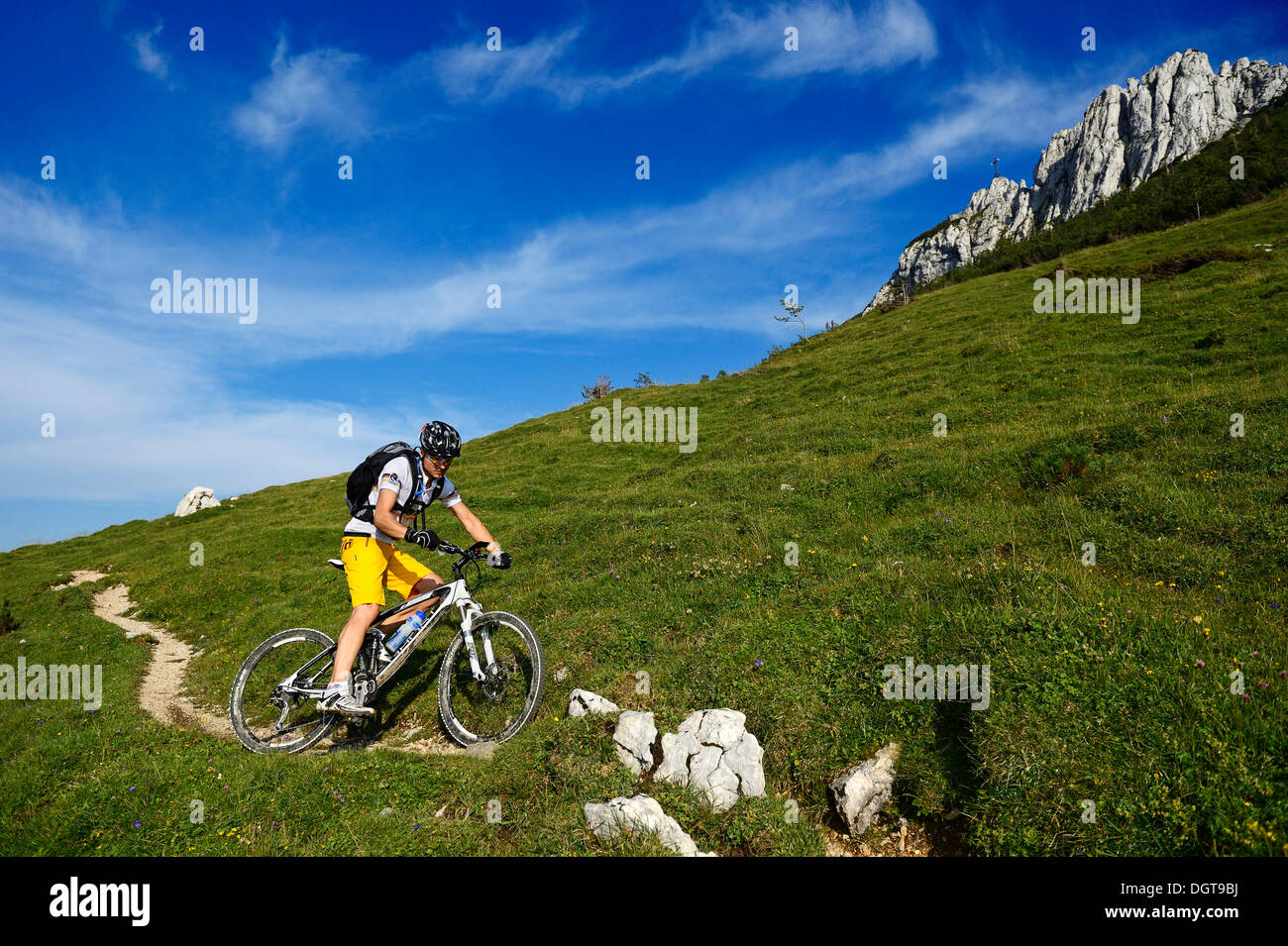 Ciclista de montaña a montaña Kampenwand, Chiemgau, Alta Baviera, Baviera Foto de stock
