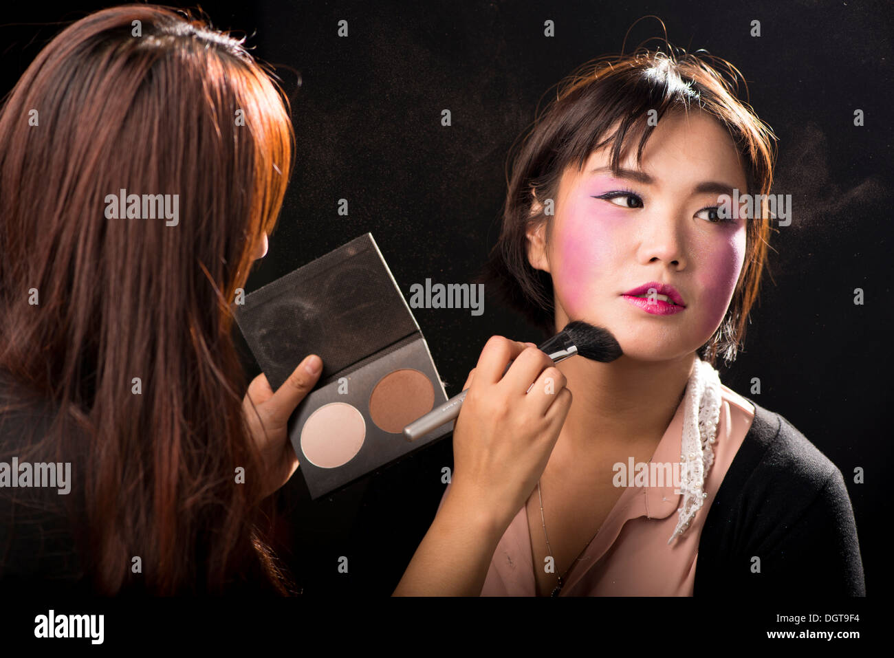 Maquillador Sora Mun, Control de iluminación Dukhea Jang, Modelo Sna Lee Foto de stock