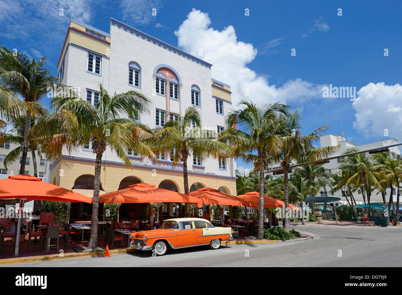 Un clásico coche aparcado en Ocean Drive, South Beach, Miami, Florida, USA. Foto de stock