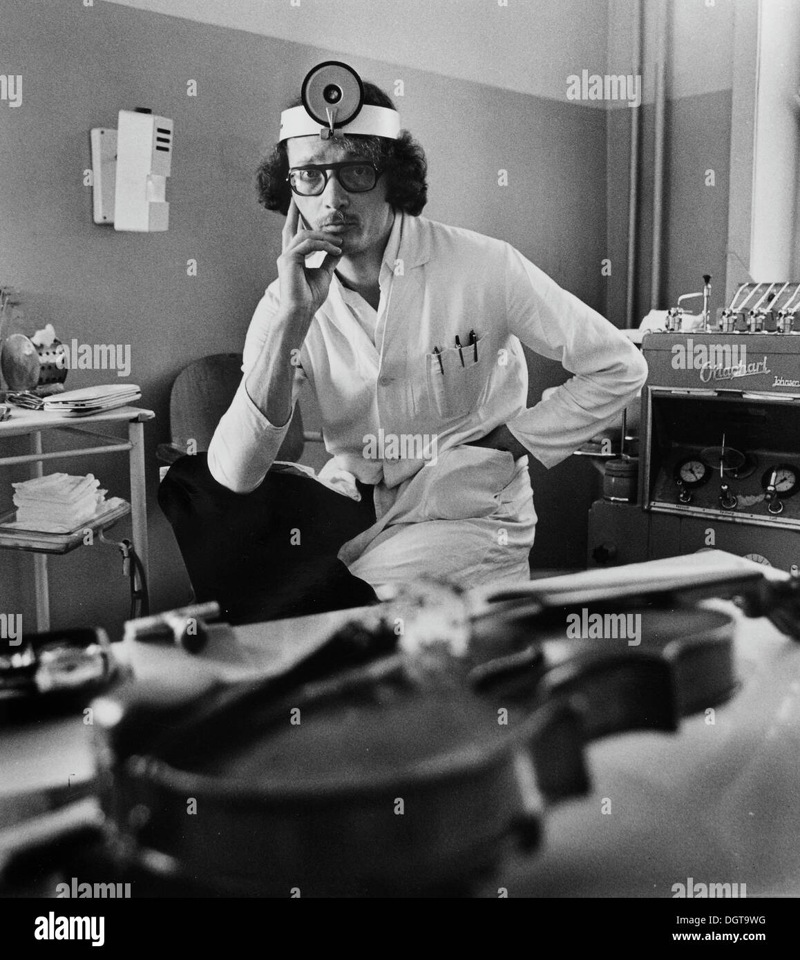 ENT médico con violín, Alemania Oriental, alrededor de 1974 Foto de stock