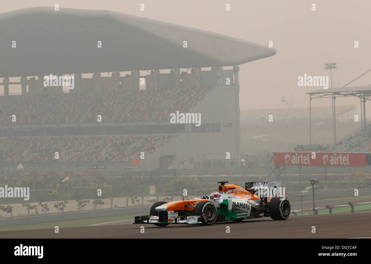 Mayor Noida, India. 25 Oct, 2013. Automovilismo: Campeonato del Mundo de Fórmula Uno FIA 2013, Gran Premio de la India, #14 Paul di Resta (GBR, Sahara Force India F1 Team), el crédito: dpa picture alliance/Alamy Live News Foto de stock