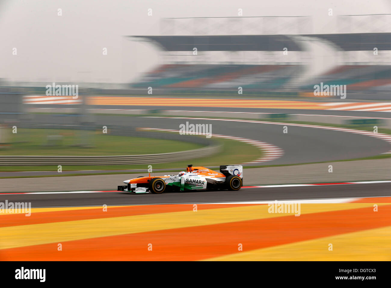 Mayor Noida, India. 25 Oct, 2013. Automovilismo: Campeonato del Mundo de Fórmula Uno FIA 2013, Gran Premio de la India, #14 Paul di Resta (GBR, Sahara Force India F1 Team), el crédito: dpa picture alliance/Alamy Live News Foto de stock