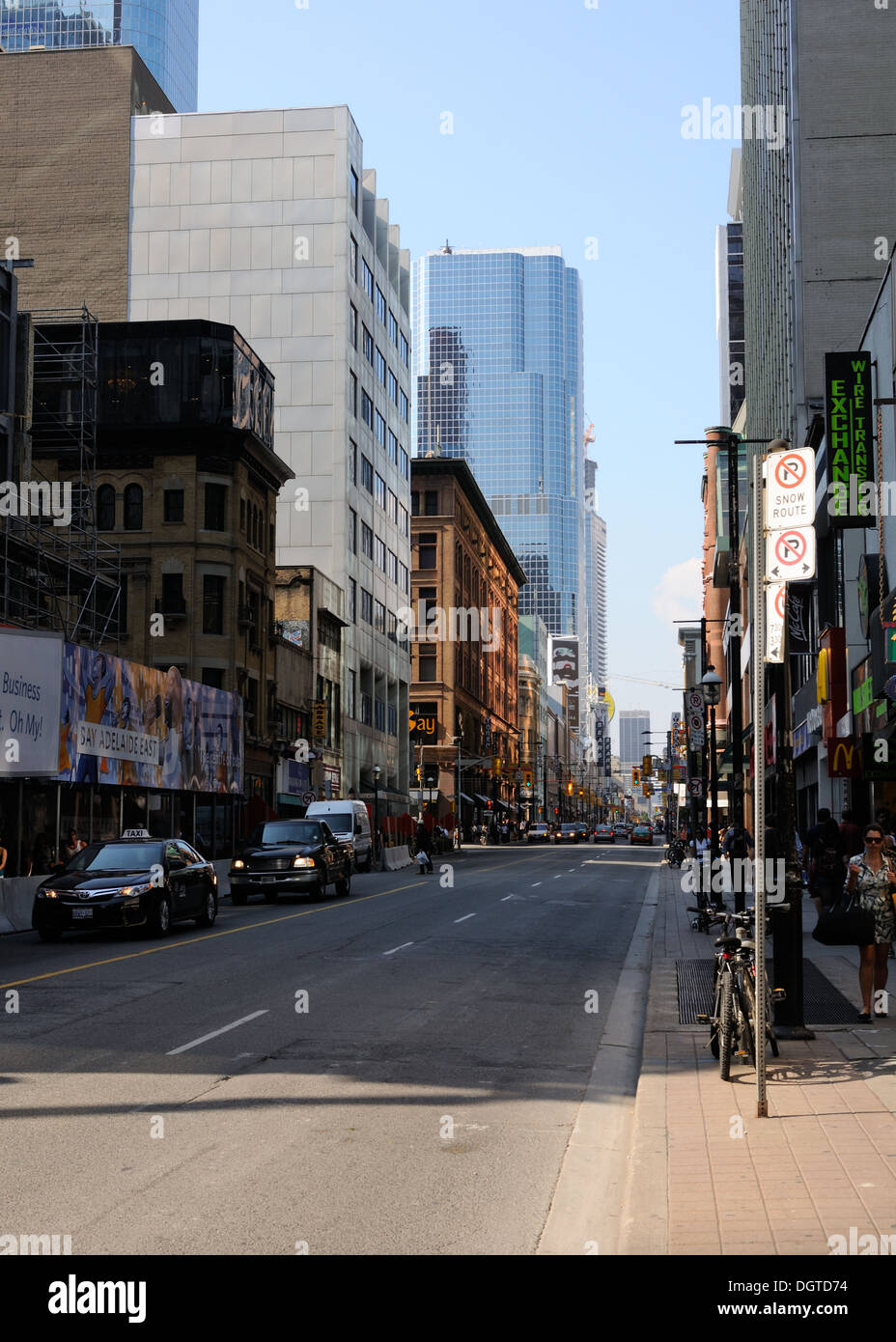 Vista de la calle del centro de la ciudad de Toronto en Canadá. Foto de stock