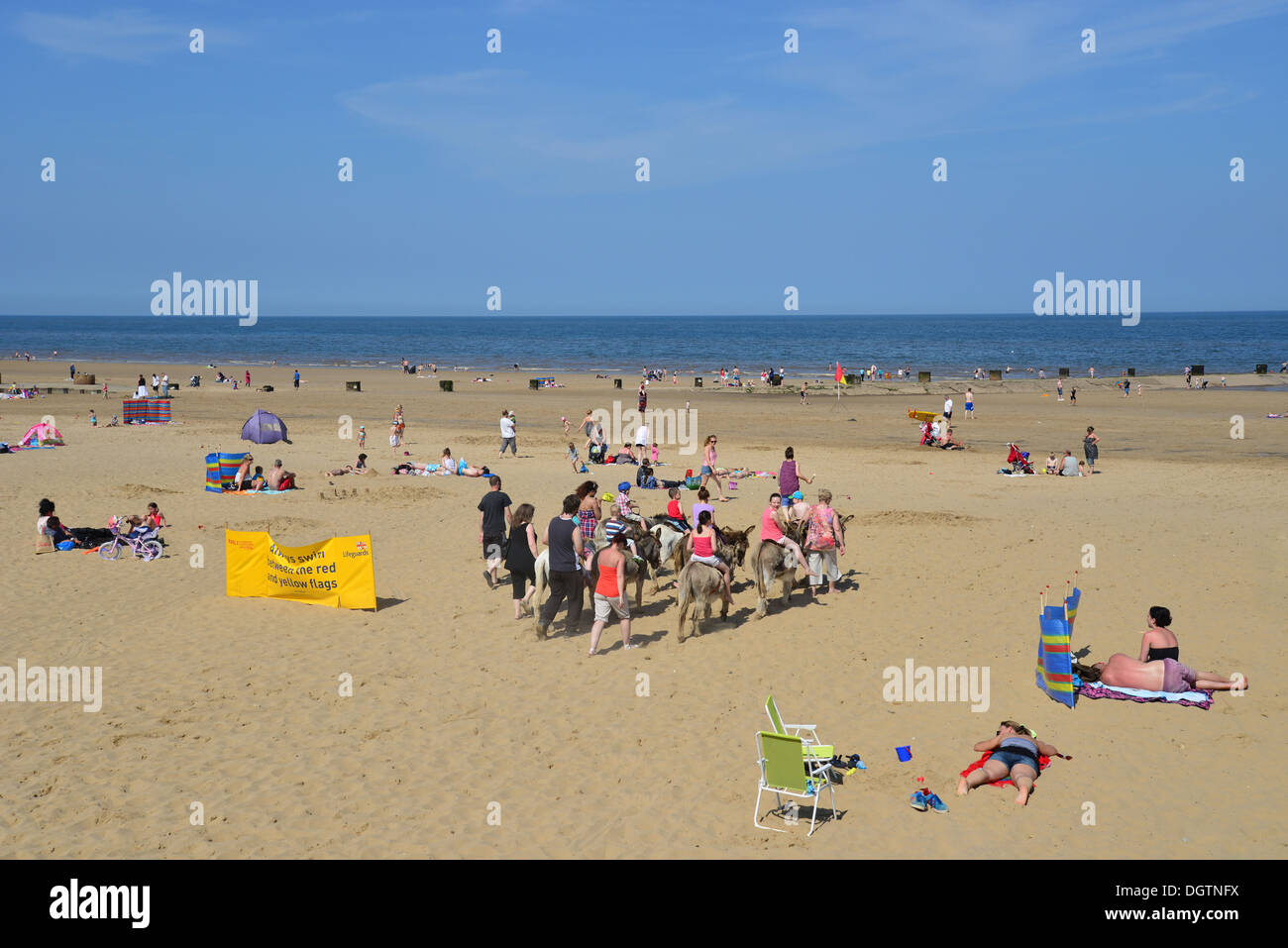 Paseos en burro para niños en la playa, Mablethorpe Mablethorpe, Lincolnshire, Inglaterra, Reino Unido Foto de stock