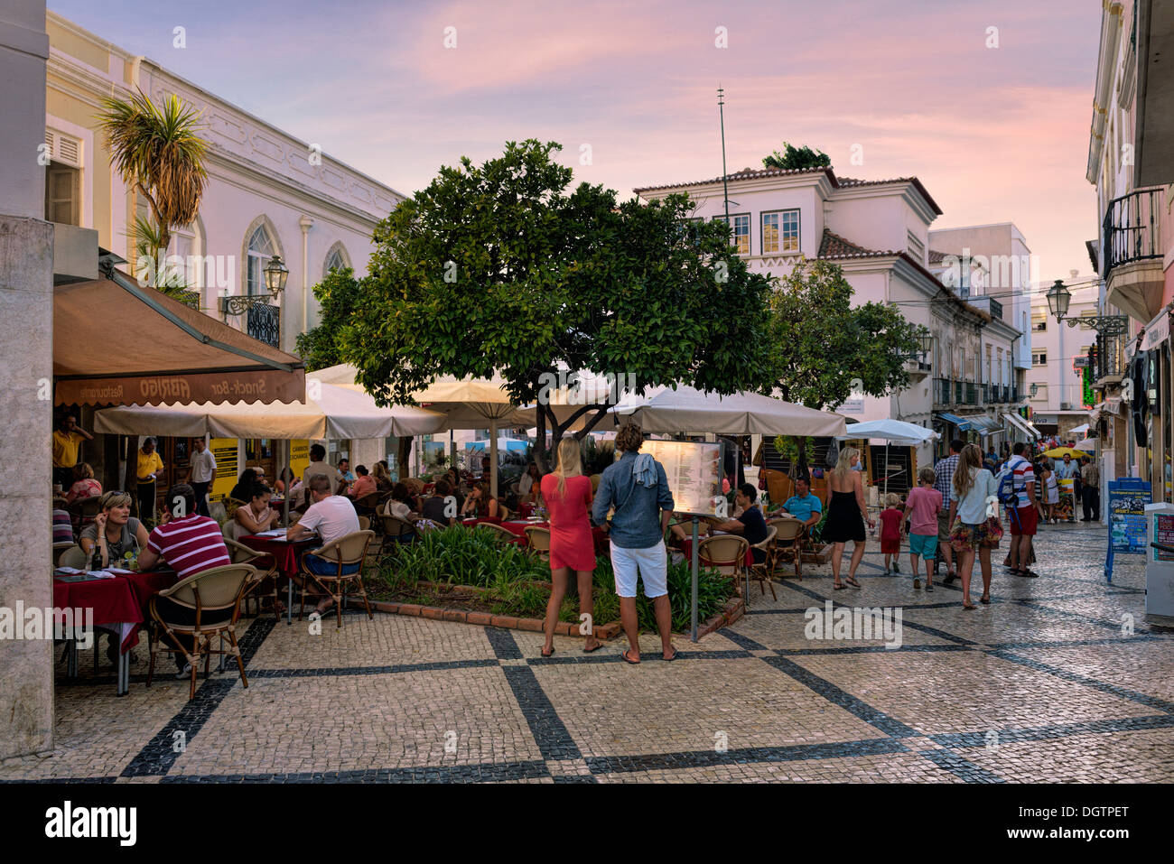 Portugal, el Algarve, Lagos, casco antiguo de la ciudad, un restaurante de  la calle al atardecer Fotografía de stock - Alamy