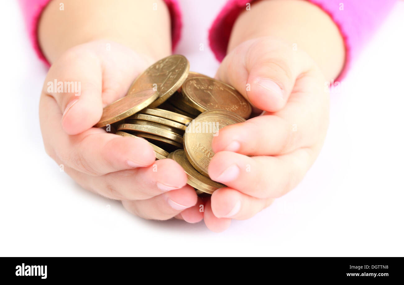 En las manos de un niño sosteniendo una moneda Foto de stock