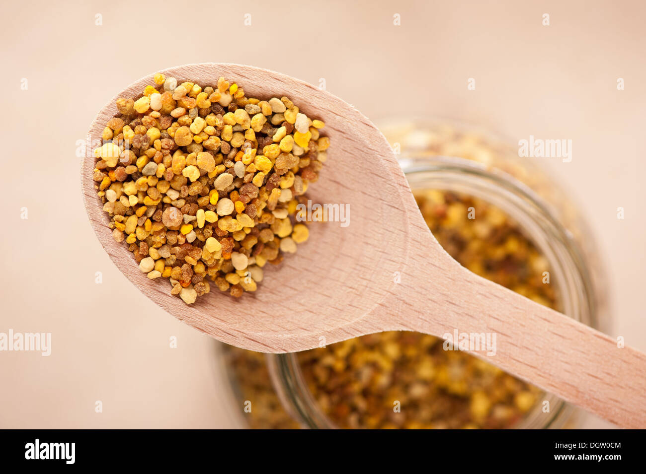 Porción de granos de polen sobre la cuchara de madera Foto de stock