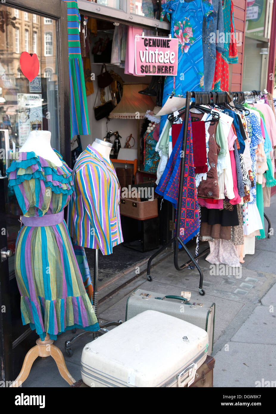 Vintage Retro tienda de ropa usada de segunda mano Fotografía de stock -  Alamy