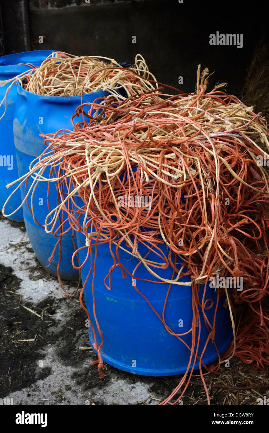 Cadena de polipropileno guardados desde los fardos de heno y paja para reciclaje en Cheshire, Reino Unido Vaquería Foto de stock