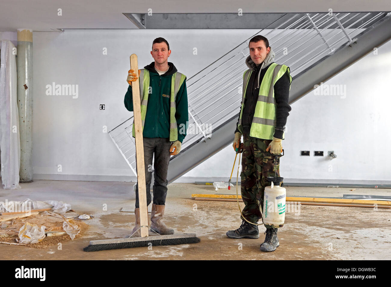 Trabajadores en General y los limpiadores trabajando en un sitio de construcción, Glasgow, Escocia, Reino Unido Foto de stock