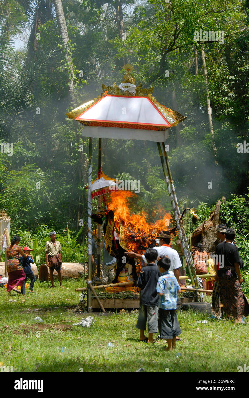 Bali el Hinduismo, ceremonia fúnebre, la cremación del cuerpo en una vaca con forma de Santuario, Bongkasa Ubud, Bali, Indonesia, en el sudeste de Asia Foto de stock