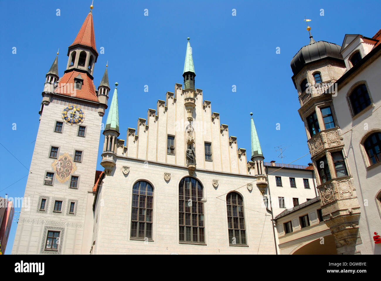 La arquitectura de estilo gótico tardío, el antiguo Ayuntamiento y torre Talburgtor, oriel, centro histórico de Munich, Alta Baviera Foto de stock