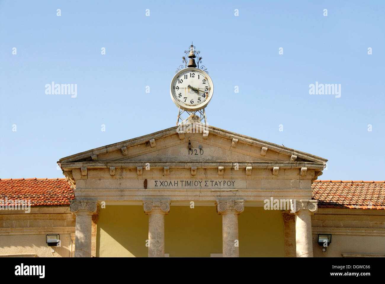 Reloj de techo, el neoclasicismo, el viejo Ttwn hall, Pano Lefkara, en el sur de Chipre, la República de Chipre, el Mediterráneo, Europa Foto de stock