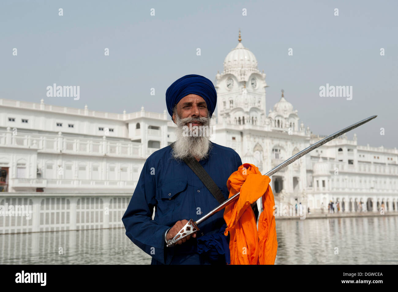 Guardián de la sij, sosteniendo una lanza con un turbante y un oso, el sijismo, el sagrado Templo de Oro de Amritsar, Hari Mandir Foto de stock