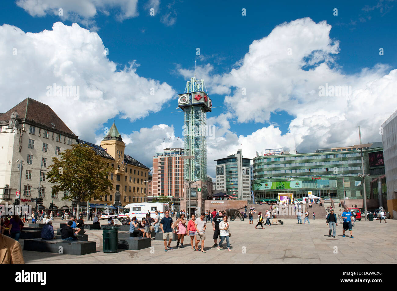 Plaza pública, zona peatonal, Trafikanten torre, transportación en la ciudad de Oslo, Noruega, Escandinavia, Europa del Norte Foto de stock