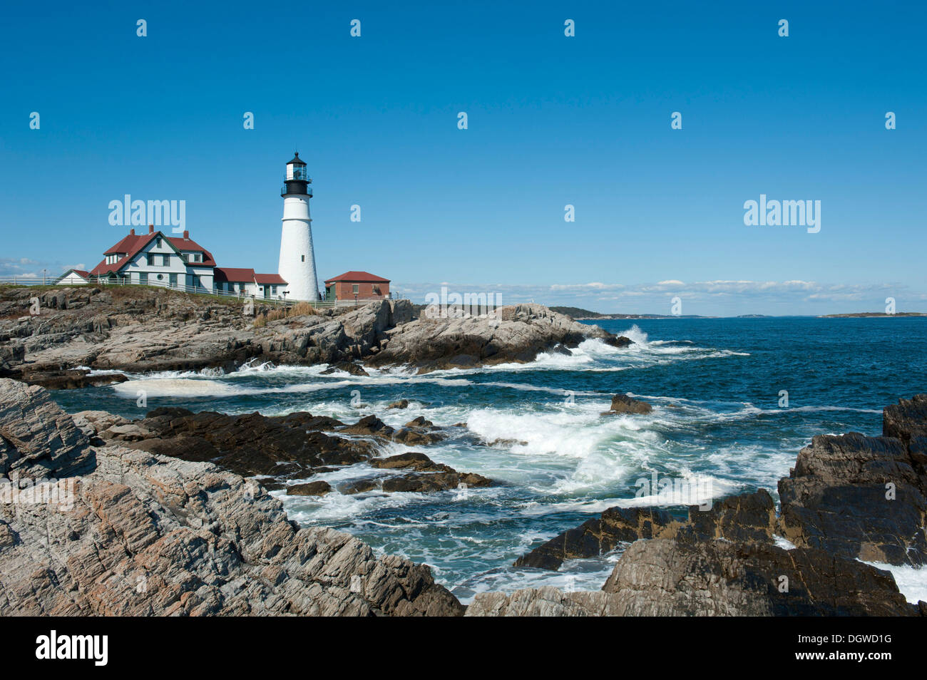 Faro Blanco, olas rompiendo sobre las rocas, Faro de Portland, Portland, Cape Elizabeth, Maine, Nueva Inglaterra, Estados Unidos, América del Norte Foto de stock