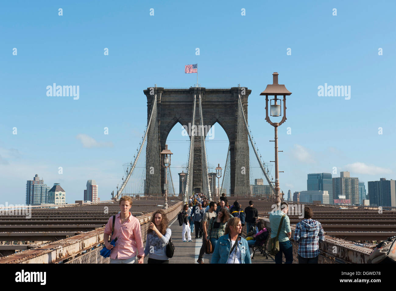 Los peatones en el puente de Brooklyn, pilar del puente, la ciudad de Nueva York, EE.UU., América del Norte, América Foto de stock