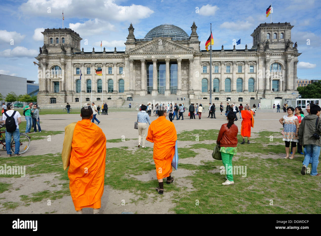 Berlín. Alemania. Los turistas fuera del edificio del Reichstag. Foto de stock