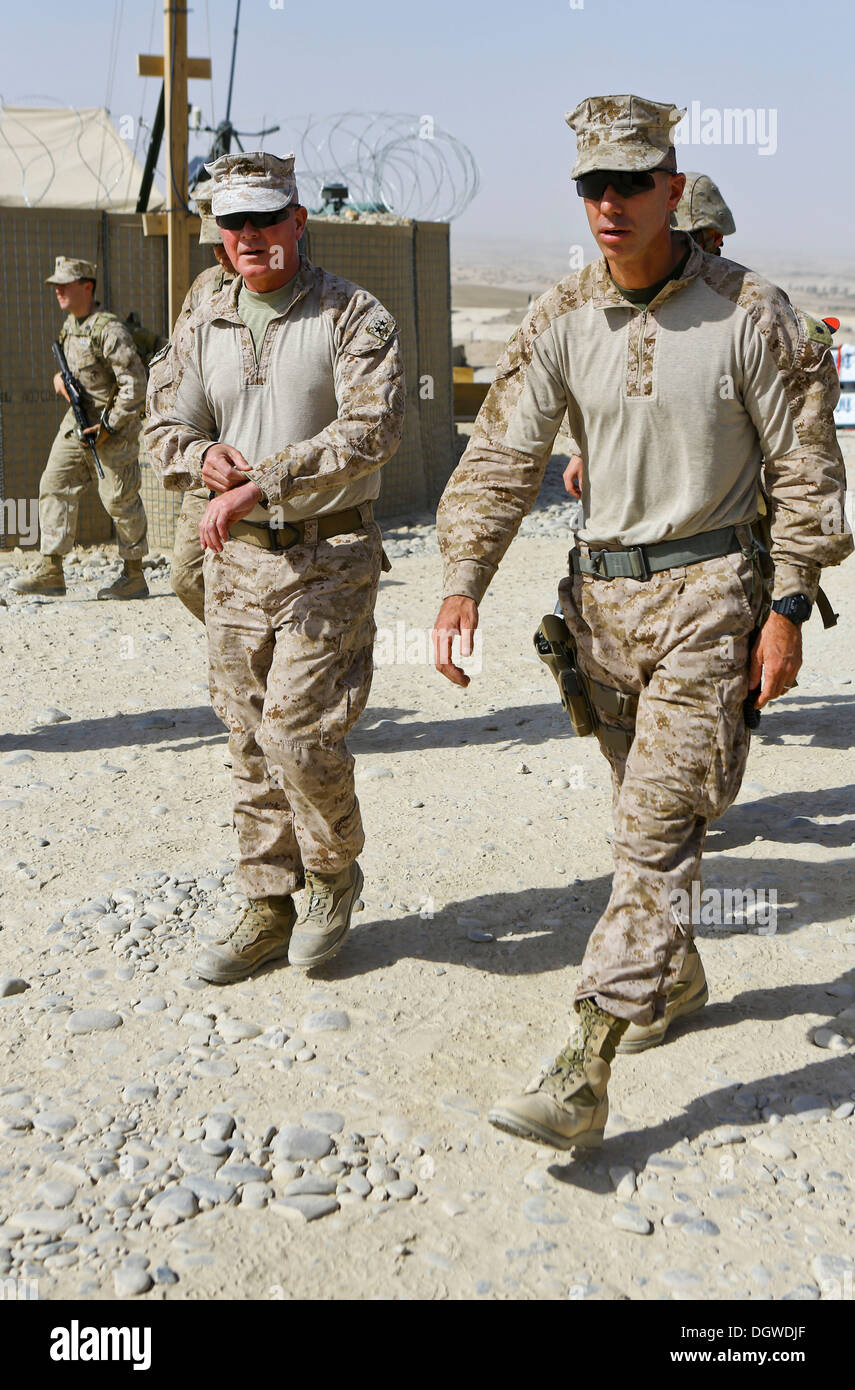 Cuerpo de Marines de EE.UU Gral. Gen. Walter L. Miller Jr., izquierda, comandante general del Comando Regional (Suroeste), y el Teniente Coronel Daniel Foto de stock