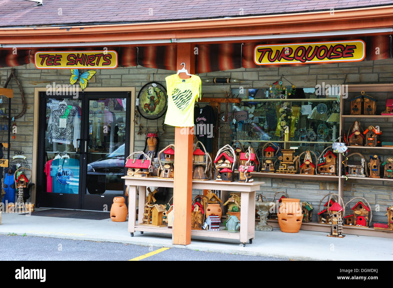 Nativo indio cherokee y souvenirs artesanales locales tienda artesanal,  Saunooke Village, Cherokee, Carolina del Norte, EE.UU Fotografía de stock -  Alamy