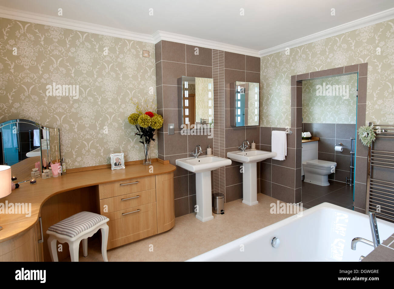 Wetroom moderno cuarto de baño en suite, vestidor Foto de stock