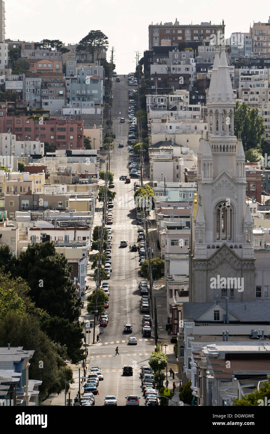 Filbert Street, en el barrio de North Beach, vista hacia el oeste, la Iglesia de San Pedro y san Pablo, a la derecha Foto de stock