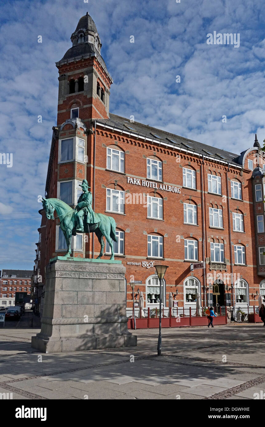 John F. Kennedy Plads (John F. Kennedy's Square) en Aalborg, Dinamarca con una estatua del rey Danés Christian IX y Park Hotel Foto de stock