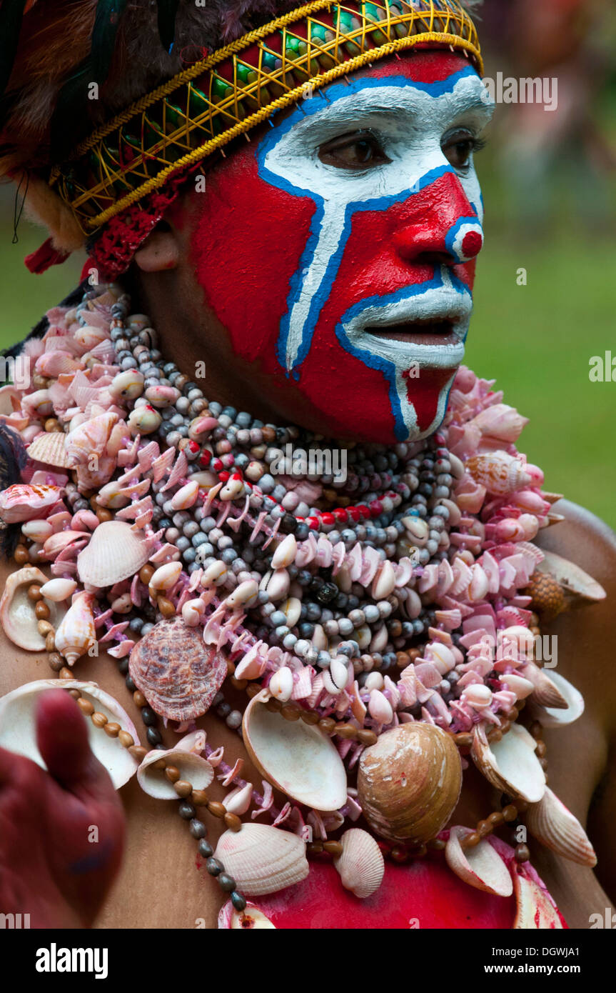 Mujer en un colorido traje decorado con pintura facial está celebrando en el tradicional encuentro de Sing Sing en el altiplano Foto de stock