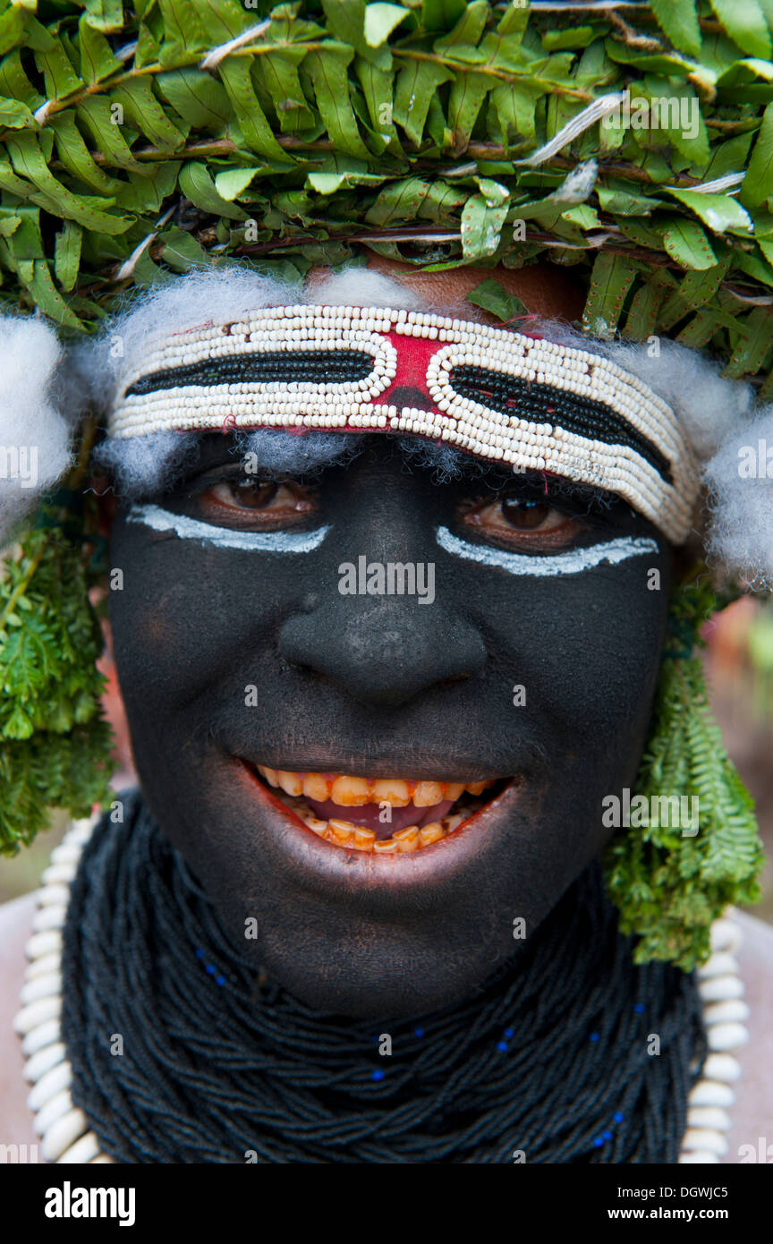 Hombre pintado de negro celebra la tradicional Sing Sing en el altiplano, Enga, Highlands, Papua Nueva Guinea Foto de stock