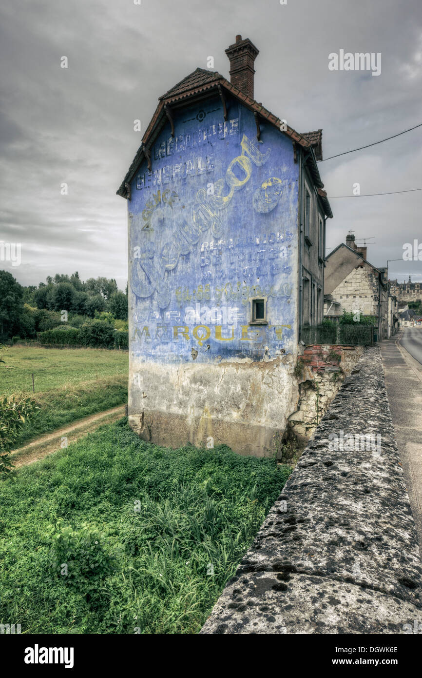 Vintage publicidad en casa, pared sur Saint-Aignan Loir et Cher, Indre, Francia Foto de stock