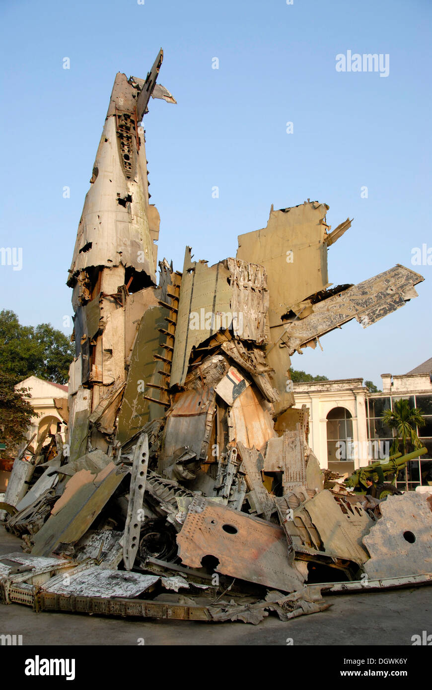 Aviones de combate estadounidenses rompieron como un memorial de la guerra de Vietnam, el Museo de Historia Militar de Vietnam, Hanoi, Vietnam, Asia Foto de stock