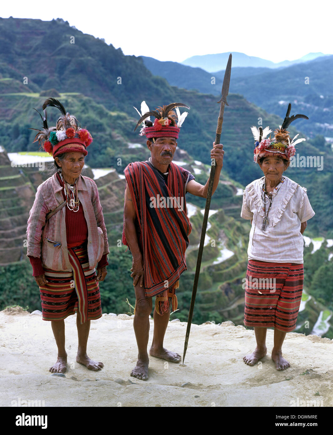 Pueblo Ifugao, miembros de un grupo étnico ataviados con sus trajes tradicionales, terrazas de arroz de Banaue, también conocido como pico musuan Foto de stock