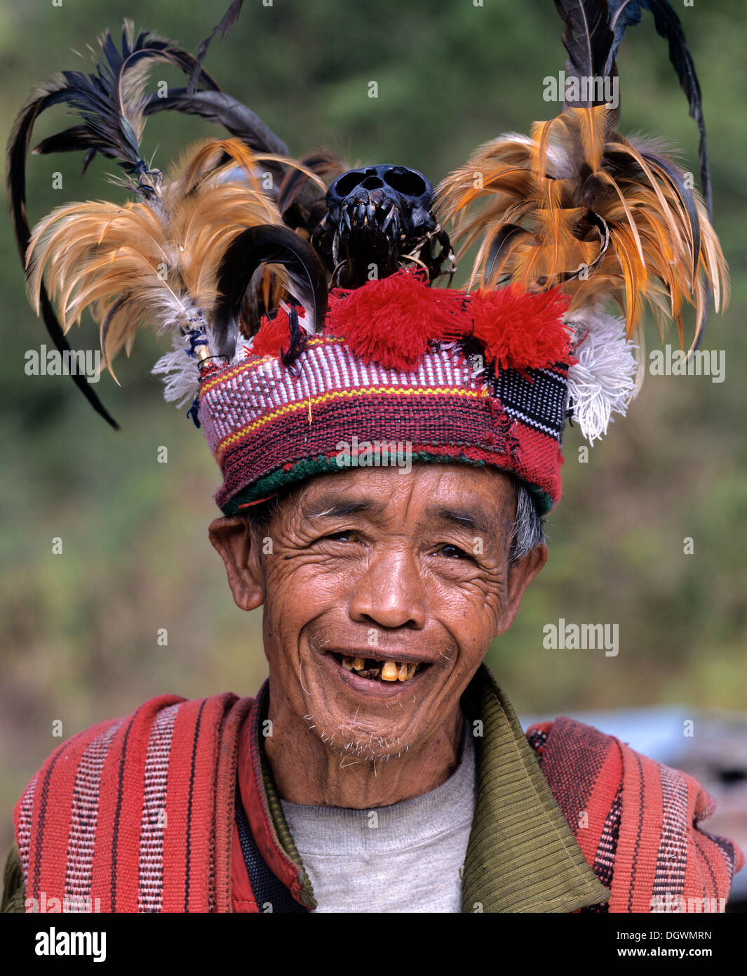Hombre Ifugao, un miembro de un grupo étnico, vistiendo un traje tradicional, retrato con sombrero, mala dentadura, terrazas de arroz de Banaue.... Foto de stock