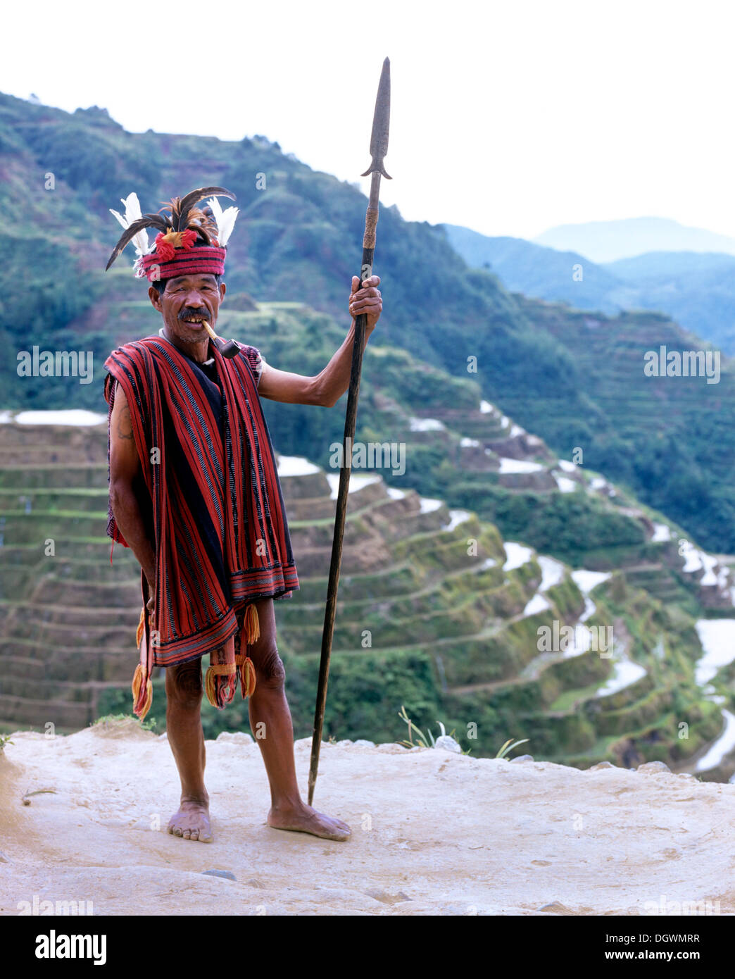 Hombre Ifugao, un miembro de un grupo étnico, vistiendo un traje tradicional, terrazas de arroz de Banaue, también conocido como pico musuan Foto de stock