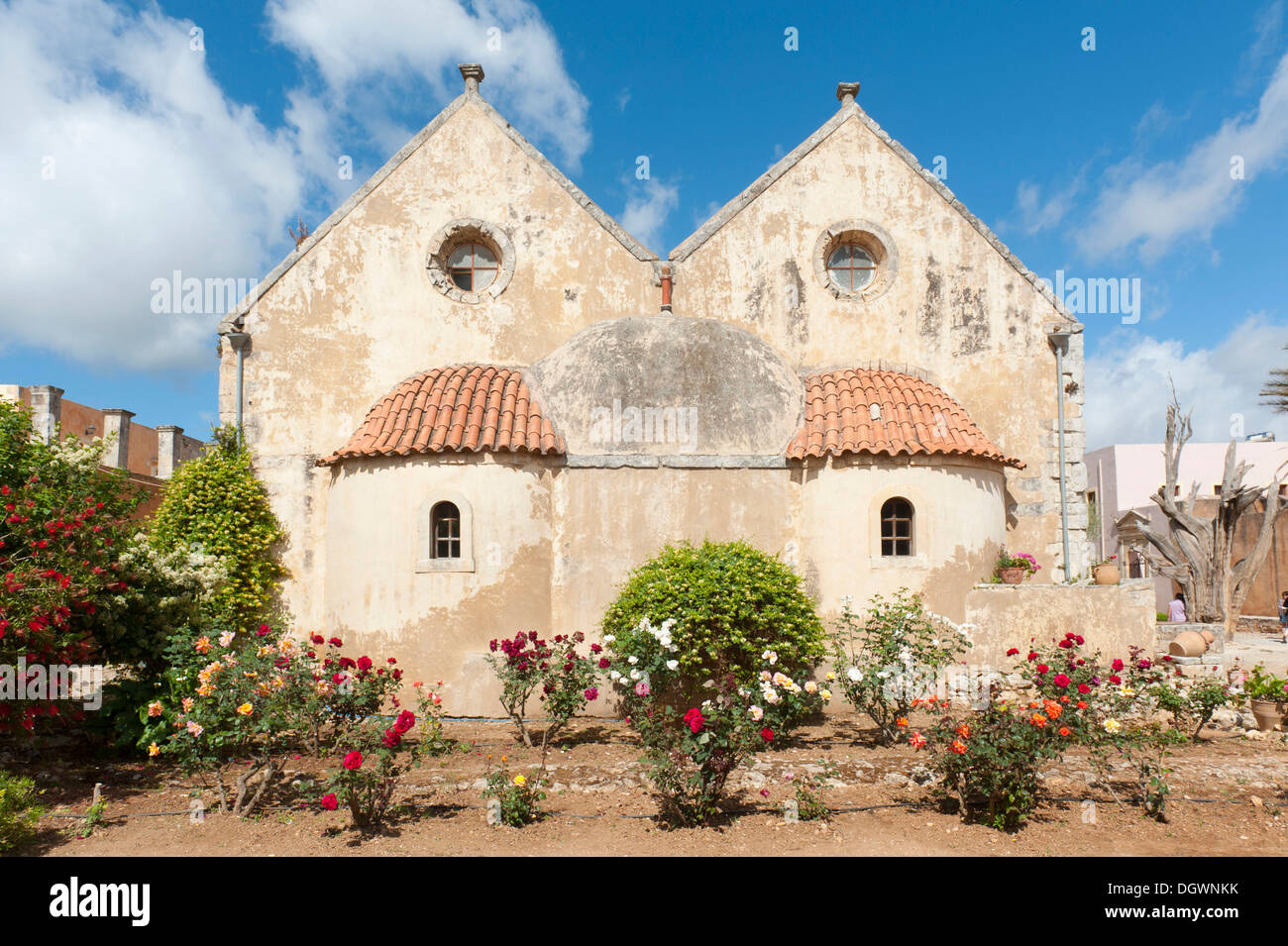 Iglesia Ortodoxa Griega con dos naves, vista trasera con jardín de rosas, monumento nacional de Creta, en la lucha por la independencia Foto de stock
